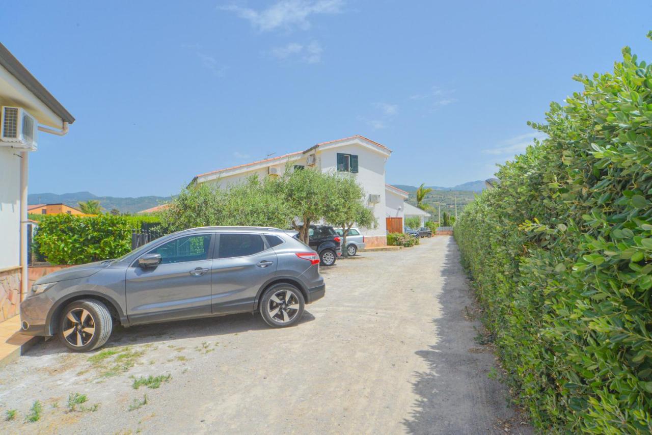 Case Vacanze Mare Nostrum - Villas In Front Of The Beach With Pool Campofelice Di Roccella Ngoại thất bức ảnh