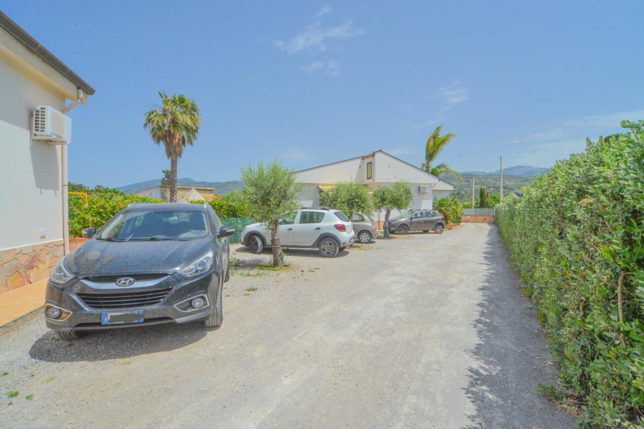 Case Vacanze Mare Nostrum - Villas In Front Of The Beach With Pool Campofelice Di Roccella Ngoại thất bức ảnh