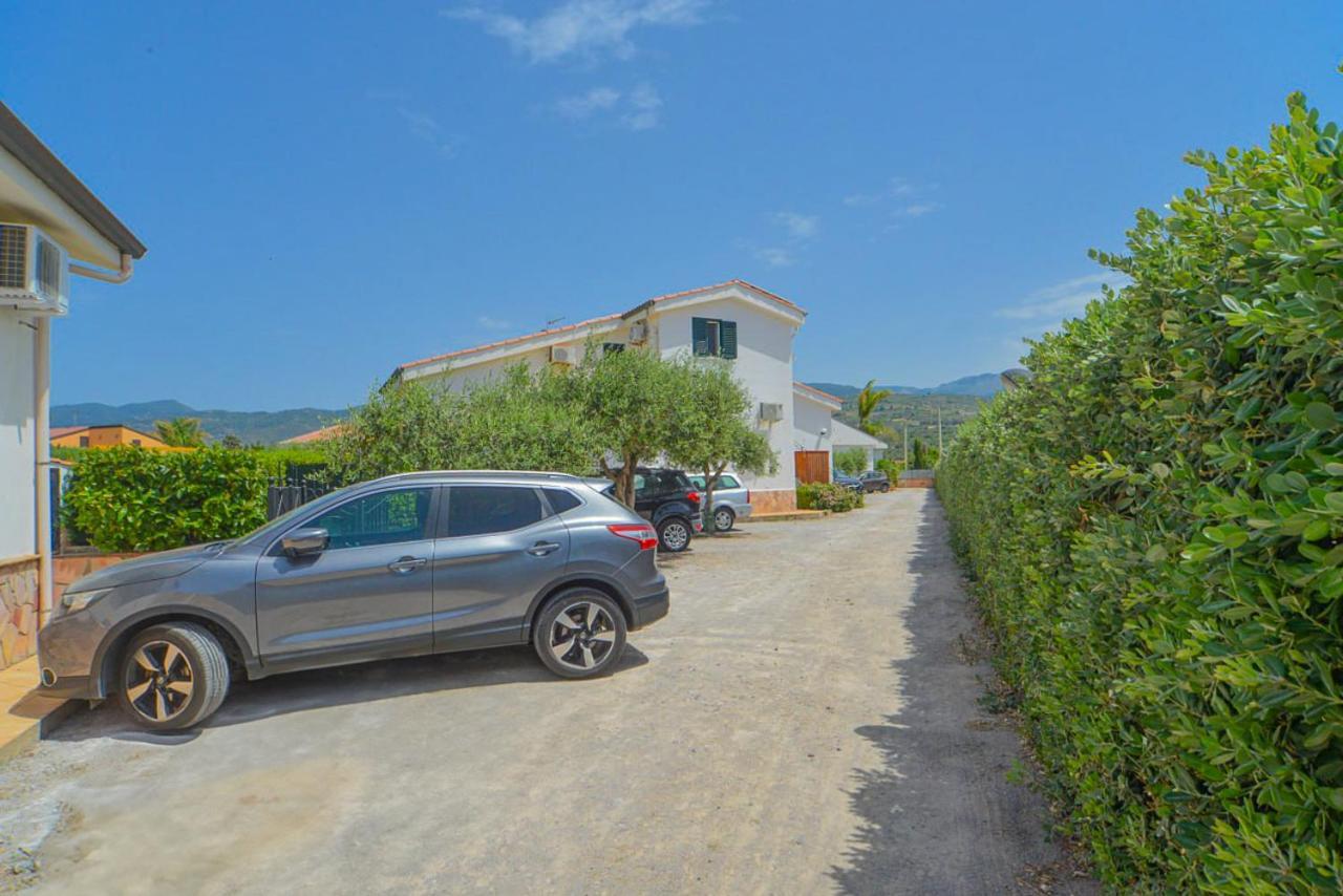 Case Vacanze Mare Nostrum - Villas In Front Of The Beach With Pool Campofelice Di Roccella Ngoại thất bức ảnh